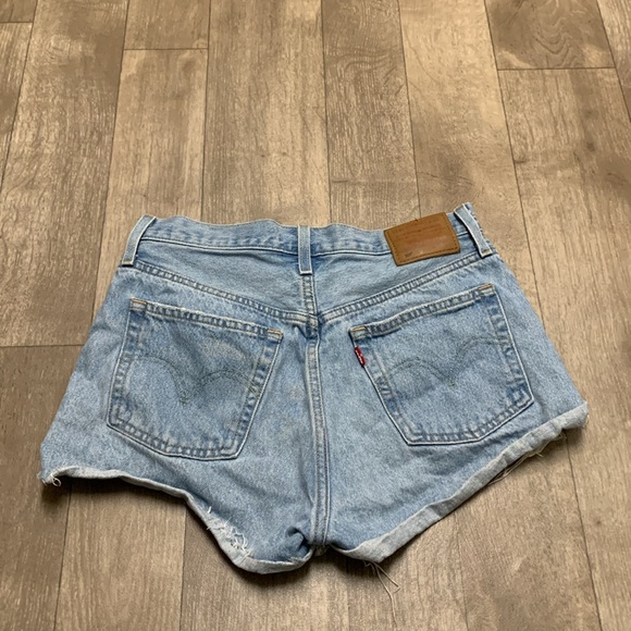 Womens Levi’s 501 Distressed Button Fly Light Washed Frayed Short Shorts - Picture 2 of 8